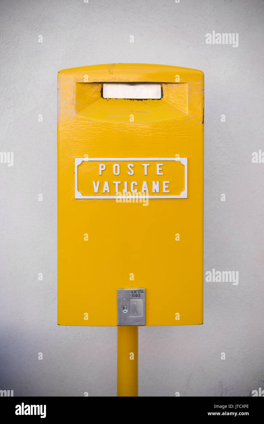 Yellow post box hi-res stock photography and images - Alamy