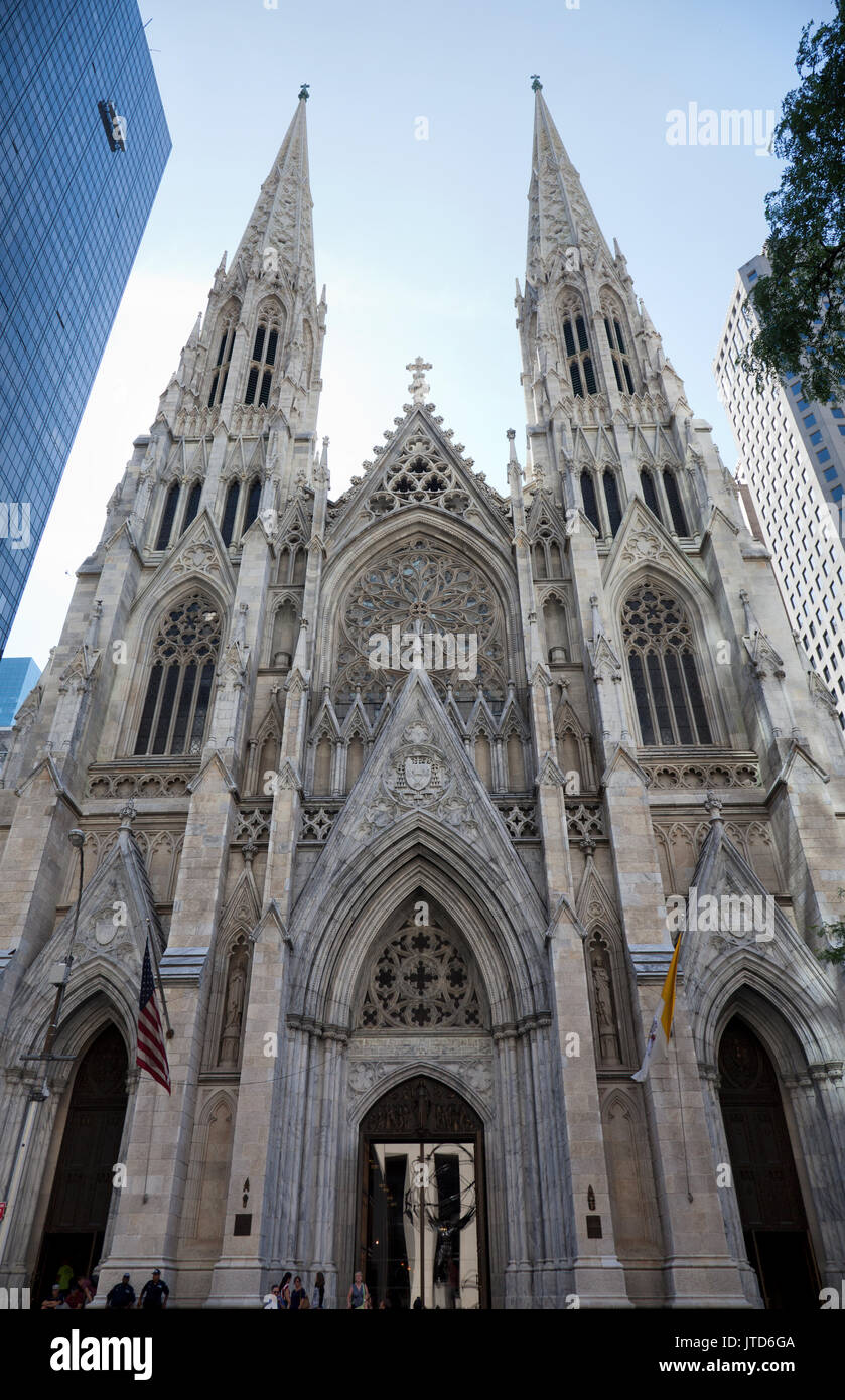 St Patricks Cathedral on Fifth Avenue in Midtown Manhattan - New York - USA Stock Photo