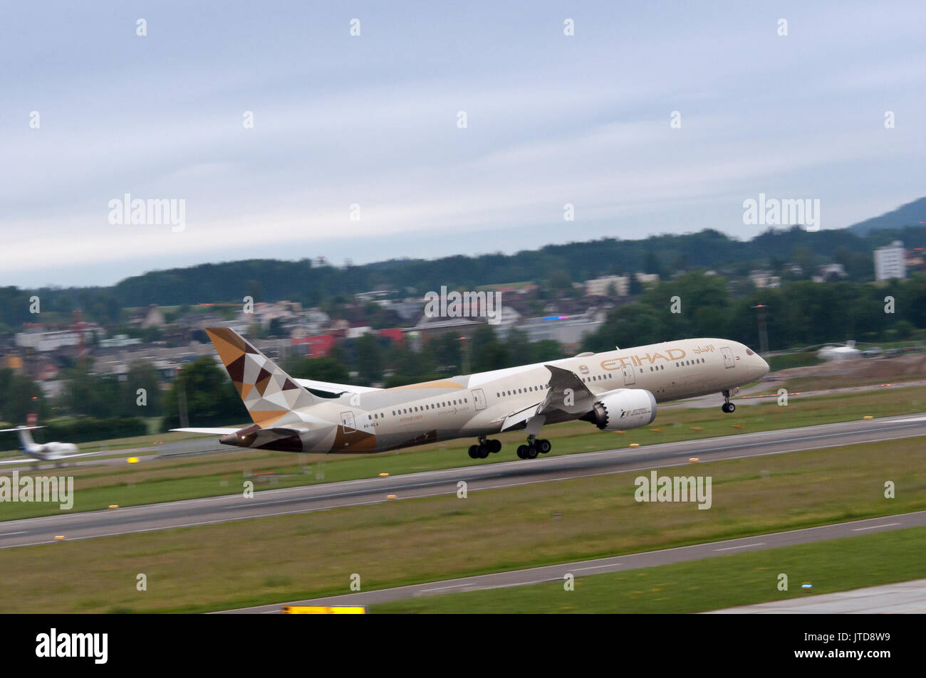 Etihad airlines Deamliner Boeing 787-9 landing in Zurich airport Stock Photo