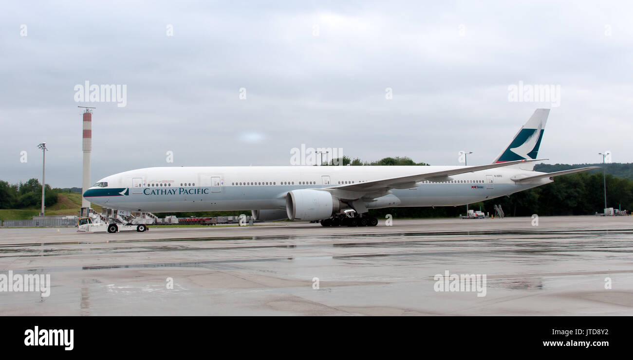 Cathay Pacific Boeing 777-367 ER arriving in Zurich from Hong Kong