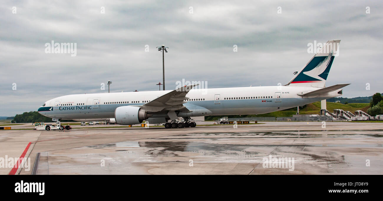 Cathay Pacific Boeing 777-367 ER arriving in Zurich from Hong Kong