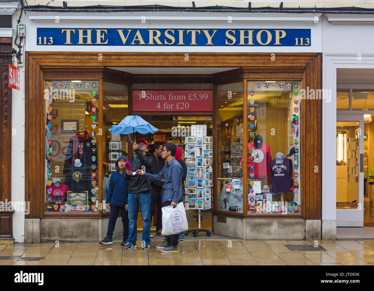 Tourists outside The Varsity Shop for Oxford University & College clothing and accessories for students, graduates and visitors at Oxford, Oxfordshire Stock Photo