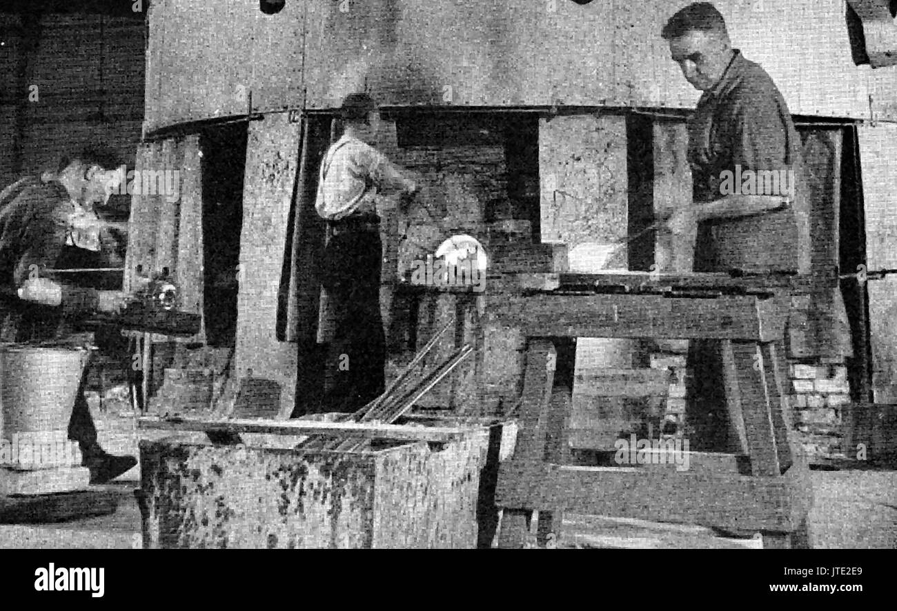 Manufacturing lead crystal glass at Stourbridge, Worcestershire c1940's Stock Photo