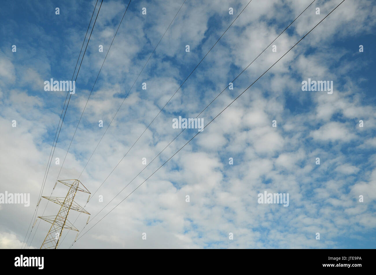 Overhead high voltage cables hires stock photography and images Alamy