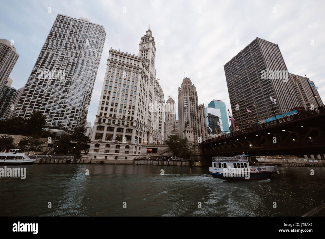 chicago river and downtown Stock Photo - Alamy