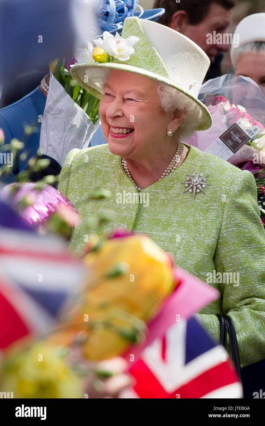 Her Majesty, Queen Elizabeth II, smiling with well wishers who gathered at Windsor Castle to celebrate the Monarch's 90th Birthday, 21st April 2016 Stock Photo