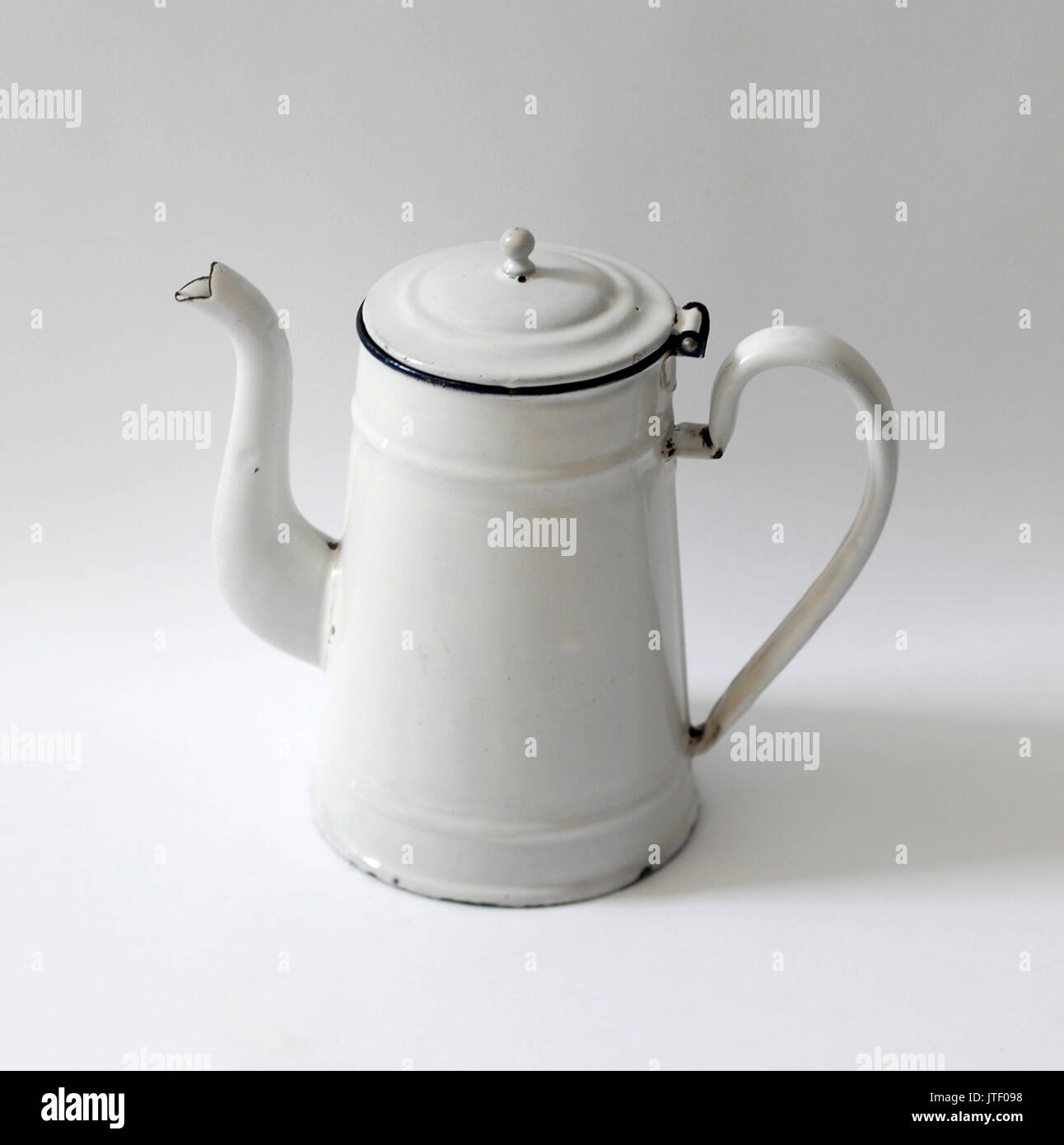 https://c8.alamy.com/comp/JTF098/vintage-enameled-metal-kettle-jug-JTF098.jpg