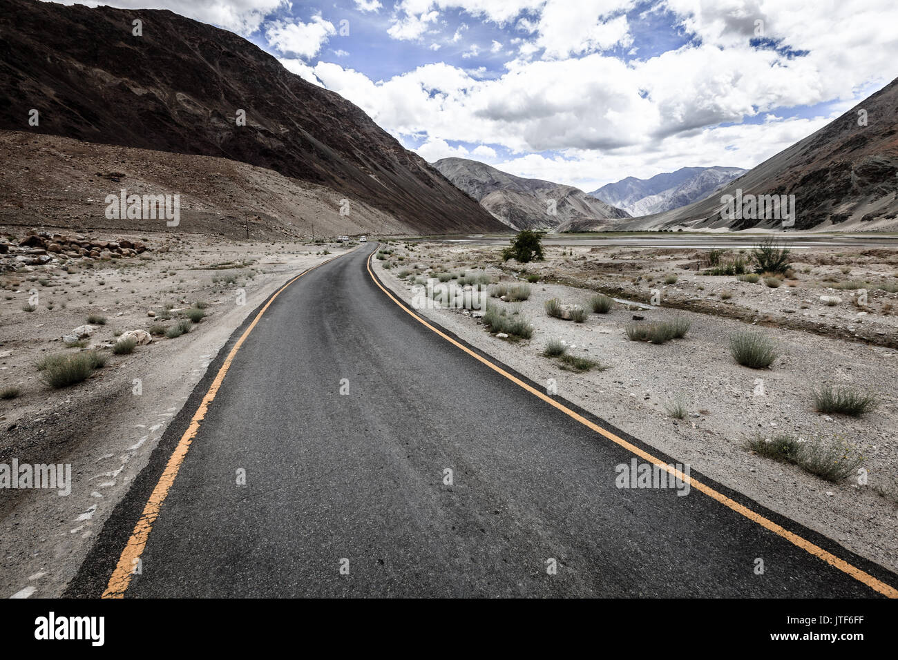 Road to Lake Tso Moriri in Ladakh mountains of Kashmir, India Stock Photo