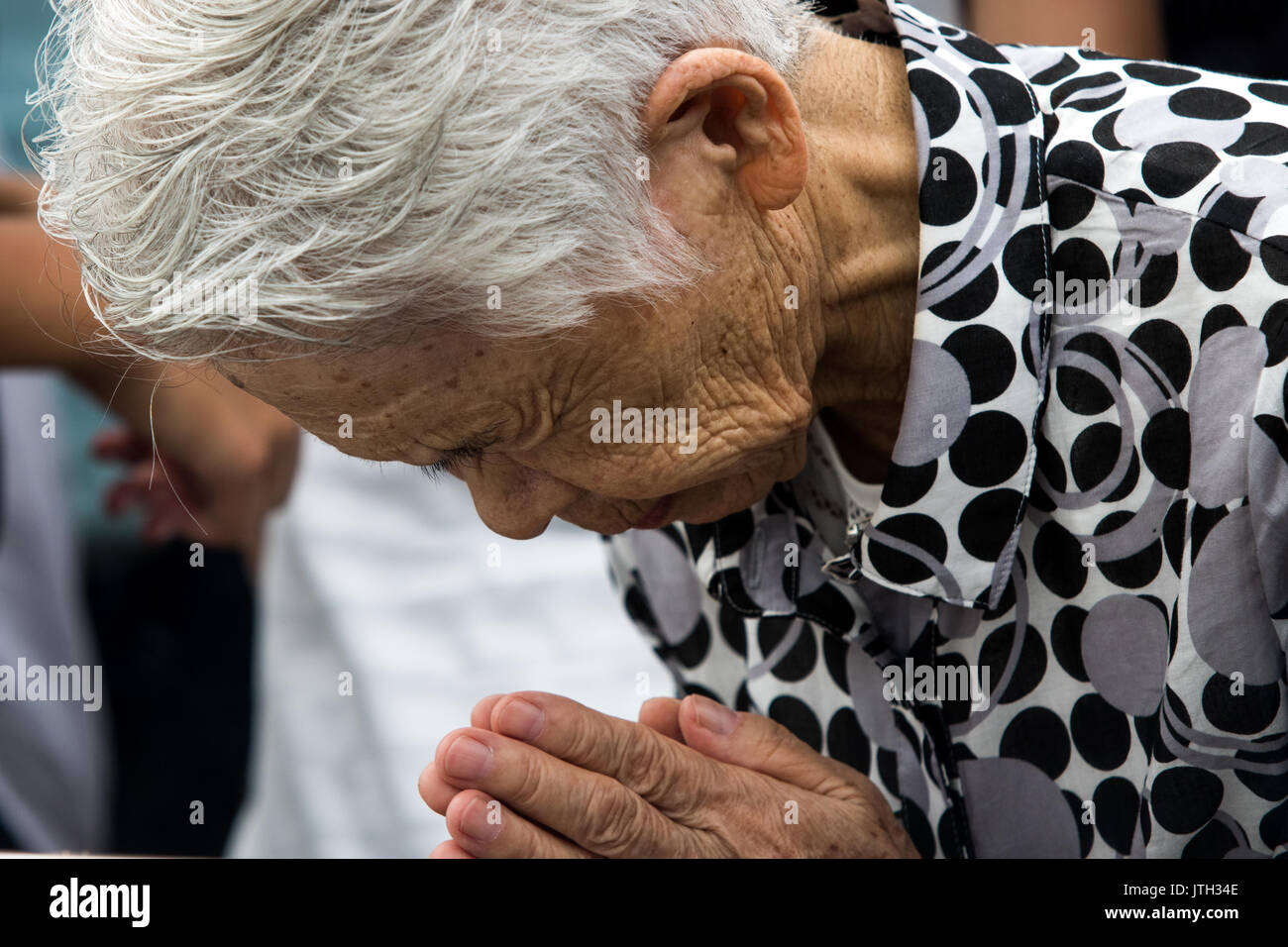 Nagasaki, Japan. 09th Aug, 2017. Wednesday. 9th Aug, 2017. NAGASAKI, JAPAN - AUGUST 9 : Visitors pray for the atomic bomb victims in front of the Nagasaki Peace Park in Nagasaki, southern Japan on Wednesday, August 9, 2017. Japan marked the 72nd anniversary of the atomic bombing on Nagasaki. (Photo: Richard Atrero de Guzman/AFLO) Credit: Aflo Co. Ltd./Alamy Live News Stock Photo