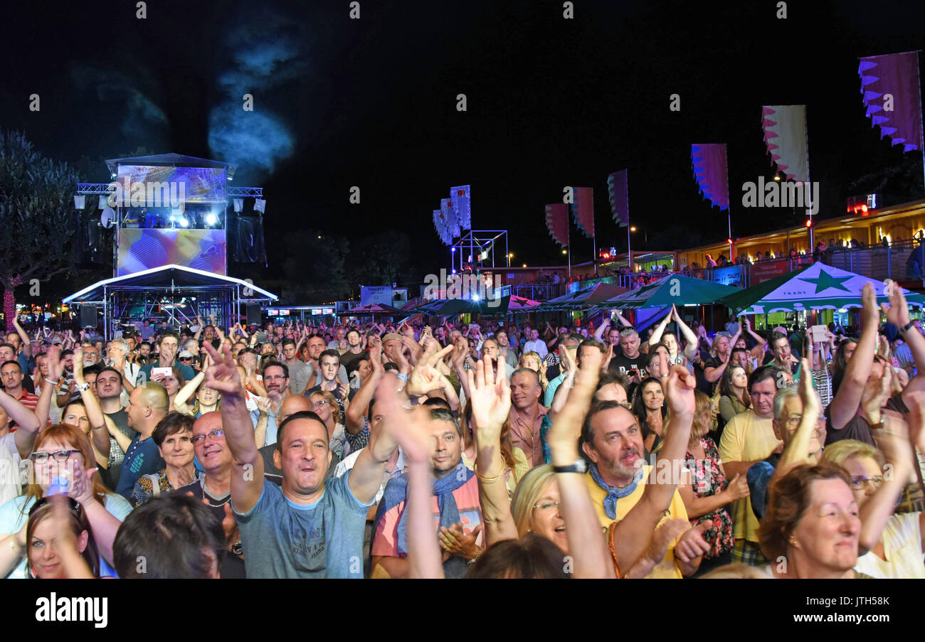 Budapest, Hungary. 8th Aug, 2017. Crowds watch Man Doki Soulmates perform at the Sziget Festival in Budapest, Hungary, 8 August 2017. The Sziget Festival, originally known as Eurowoodstock, was held for the first time 25 years ago. Photo: Ursula Düren/dpa/Alamy Live News Stock Photo