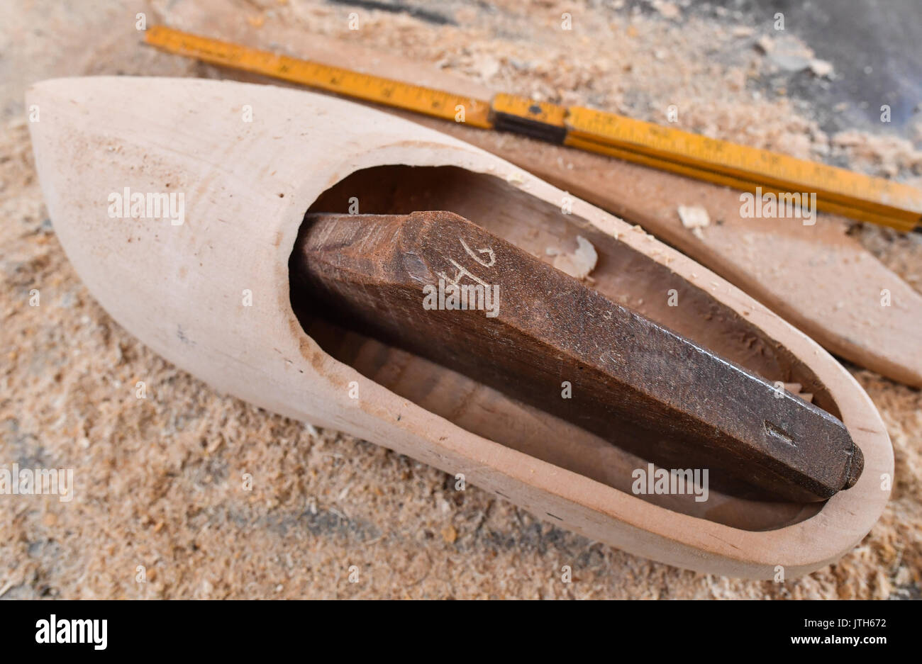 clog making