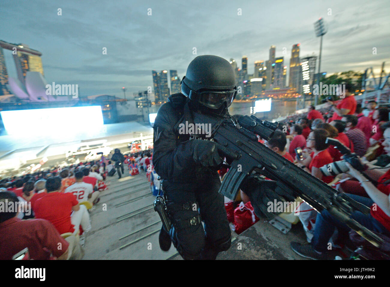 Singapore. 9th Aug, 2017. An anti-terrorism police officer performs ...