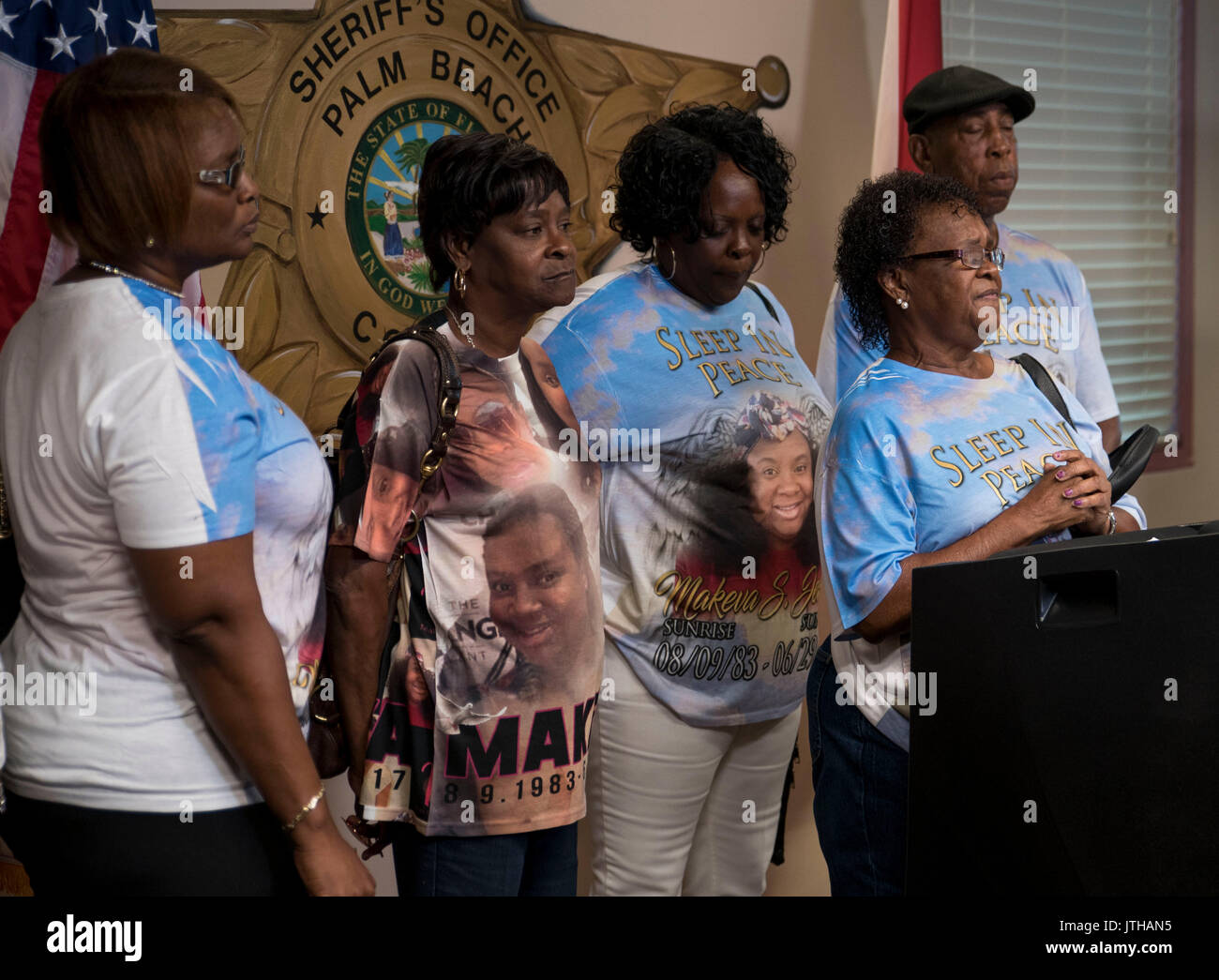West Palm Beach, Florida, USA. 9th Aug, 2017. Surrounded by family, Gloria Harold, right, grandmother of 33-year-old Makeva Jenkins, who was murdered on June 29, speaks to the media during a press conference at the Palm Beach County Sheriff's Office in West Palm Beach, Fla., on Wednesday, August 9, 2017. Harold urged the public to come forward with any new information regarding her granddaughter's murder. Credit: Andres Leiva/The Palm Beach Post/ZUMA Wire/Alamy Live News Stock Photo