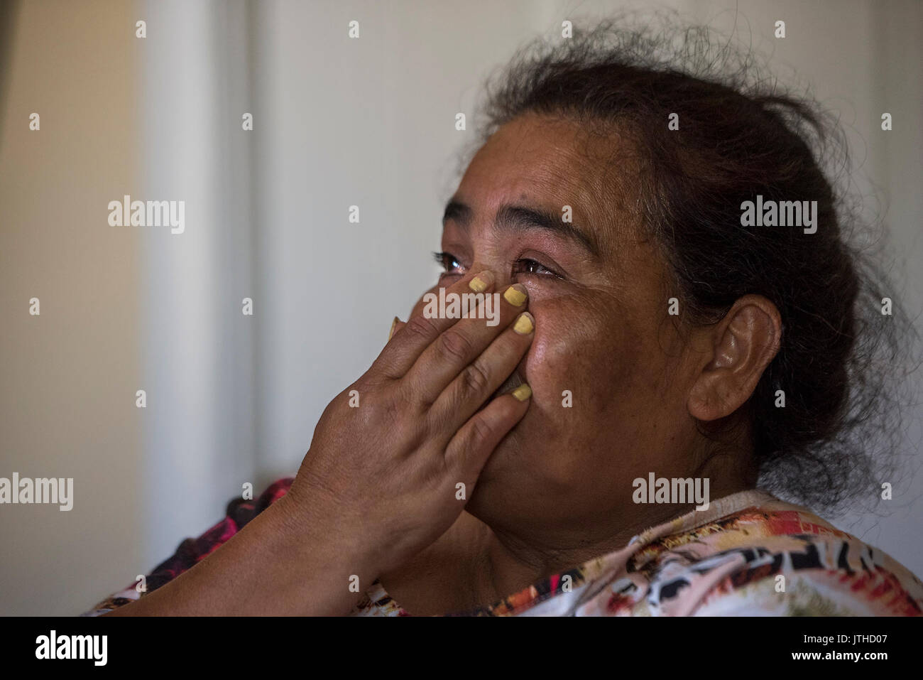 West Palm Beach, Florida, USA. 9th Aug, 2017. Amanda Cruz, mother of 22-year-old murder victim Juan Cruz, wipes tears from her eyes as she speaks at her home in Boynton Beach, Fla., on Wednesday, August 9, 2017. Cruz's son was killed August 6 defending his cousin, Pedro Cruz, not pictured, during an altercation outside a Lake Worth restaurant. Credit: Andres Leiva/The Palm Beach Post/ZUMA Wire/Alamy Live News Stock Photo