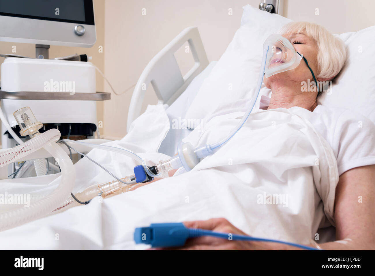Oxygen mask woman hi-res stock photography and images - Alamy