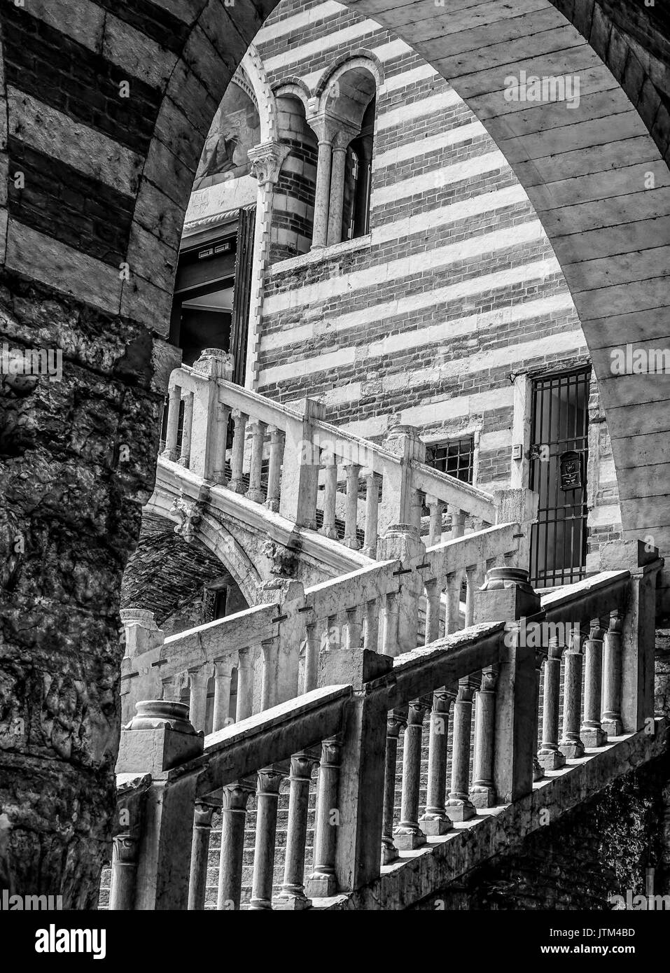 Verona sightseeing - Palazzo del Mercato Vecchio in Verona