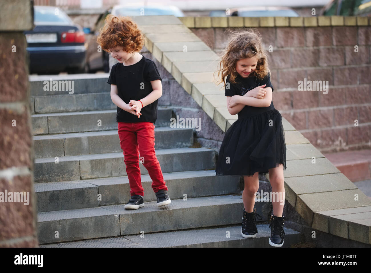 Застенчивый ребенок. Мальчик стесняется девочек. Пугливый ребенок. Мальчик стесняется девочек. Стеснительный мальчик картинка.