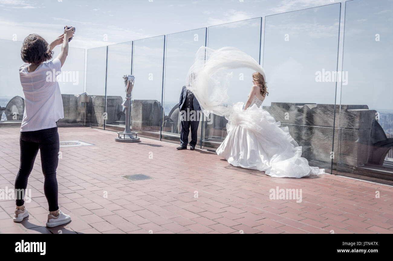 Wedding photography at the top of Rockefeller Center, New York Stock Photo