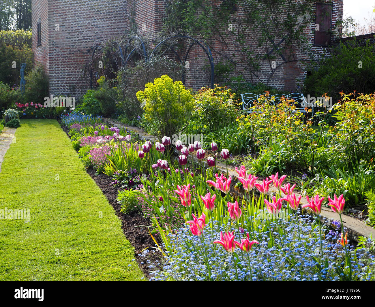 West facing garden hires stock photography and images Alamy