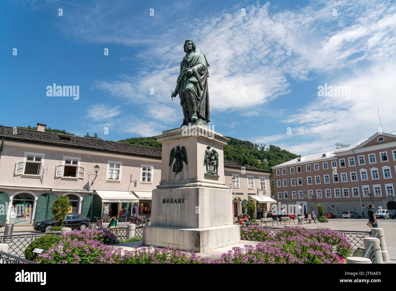 Mozartdenkmal auf dem Mozartplatz, Salzburg, Österreich Mozart Statue