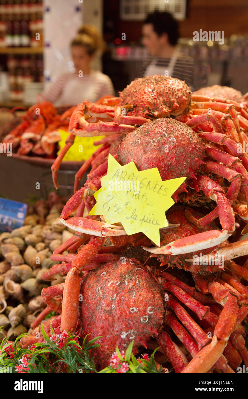 Poissonnerie ( Fishmonger, fish shop ) selling spider crabs for food in St Malo, Brittany, France Stock Photo