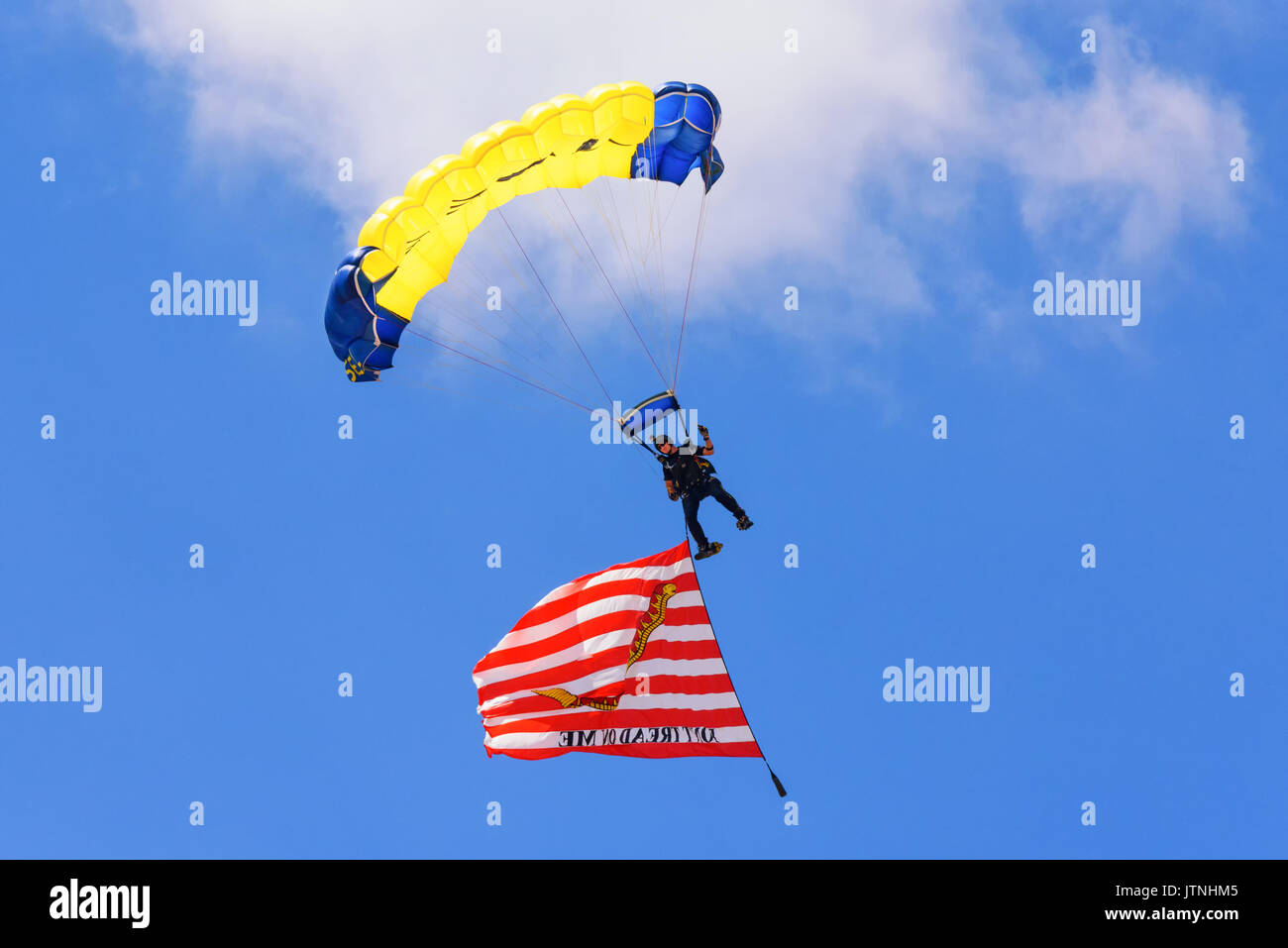 CHEYENNE, WYOMING, USA - JULY 27, 2017: US Navy Leap Frogs team of skydivers opens the annual Frontier Days Rodeo. The Gadsden flag 'DON'T TREAD ON ME Stock Photo