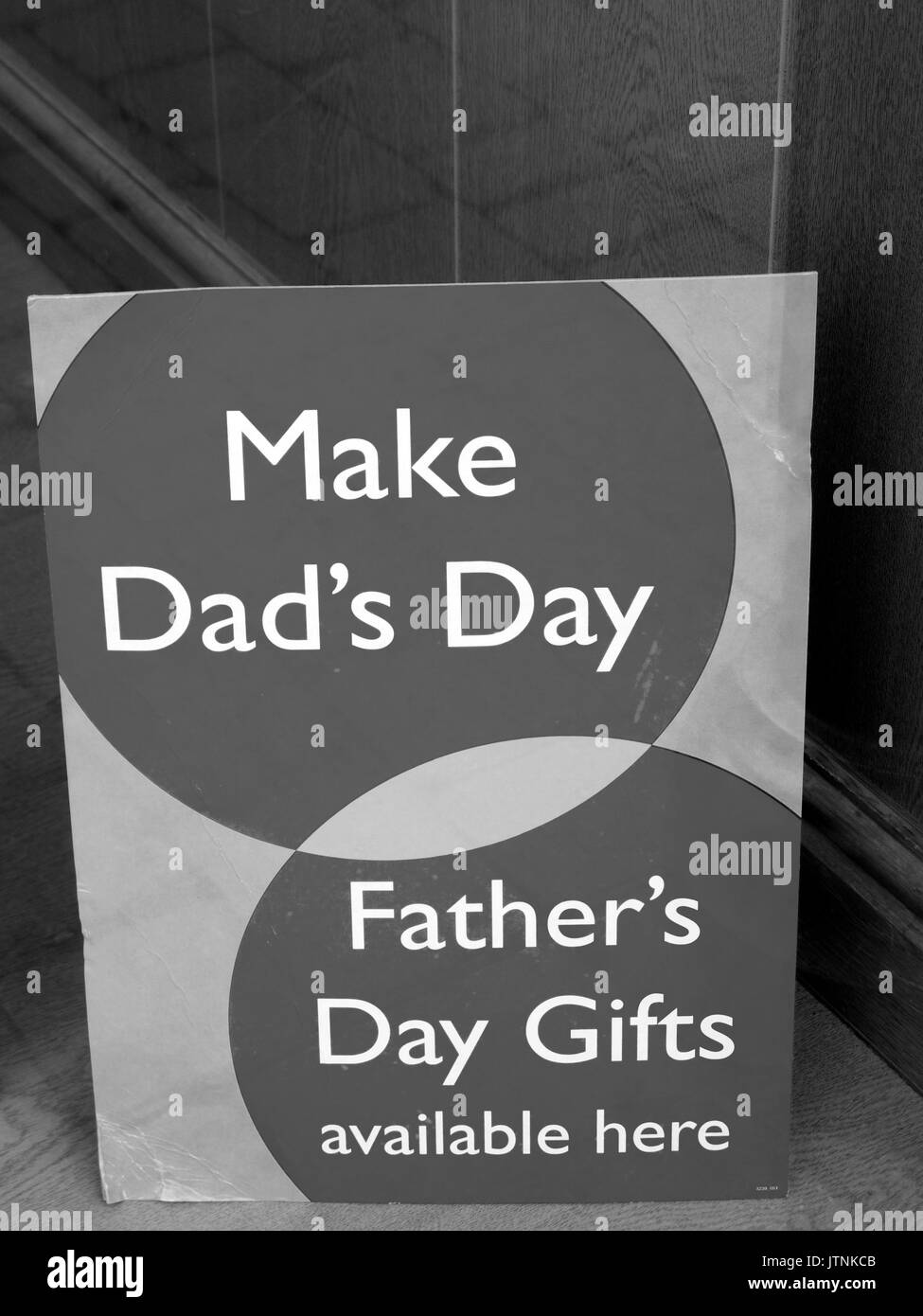 Make Dads Day, Fathers Day gifts available here sign in shopfront window Stock Photo