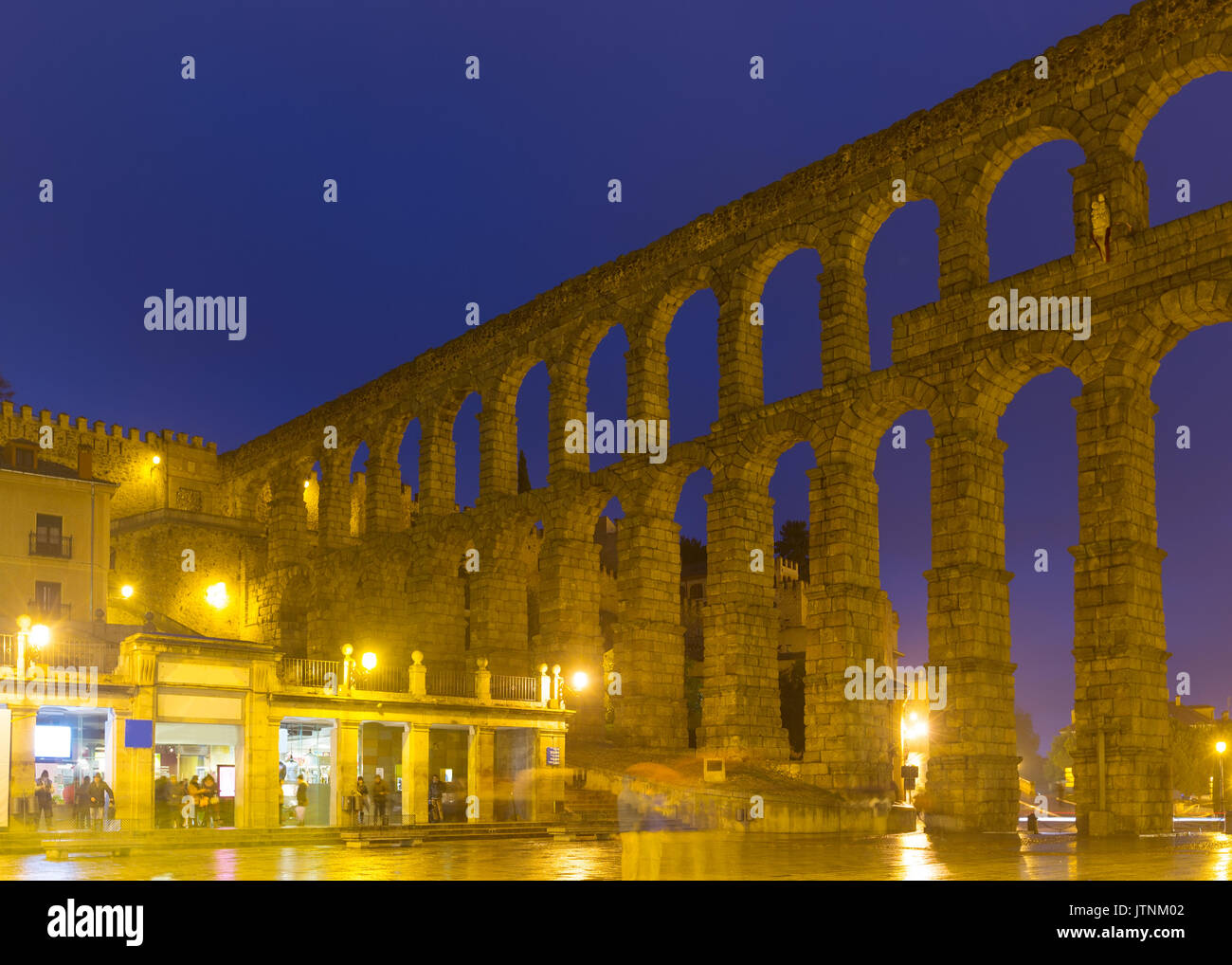 Ancient roman aqueduct in night segovia hi-res stock photography and ...