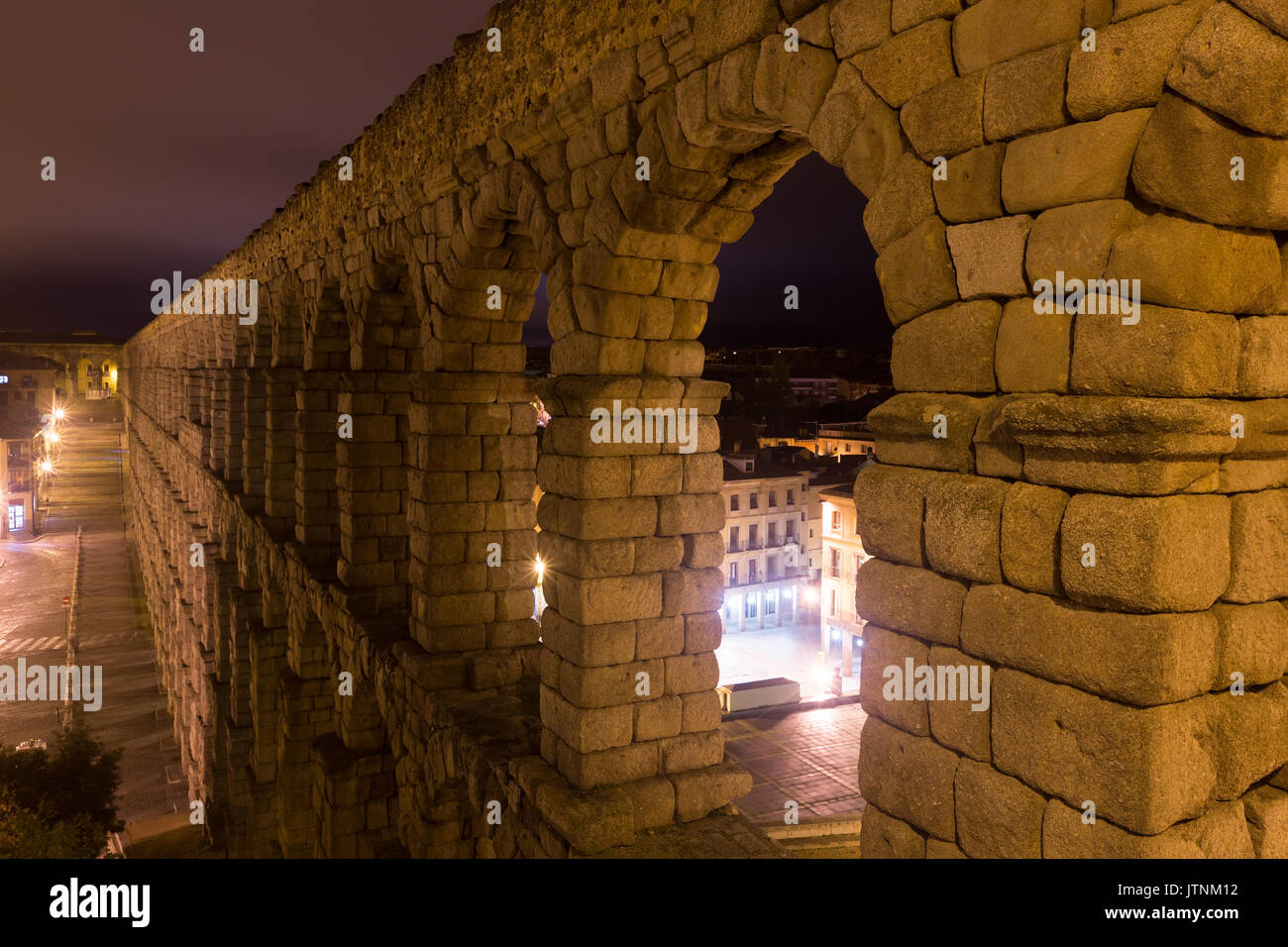 Night view of old roman aqueduct at Segovia. Spain Stock Photo - Alamy