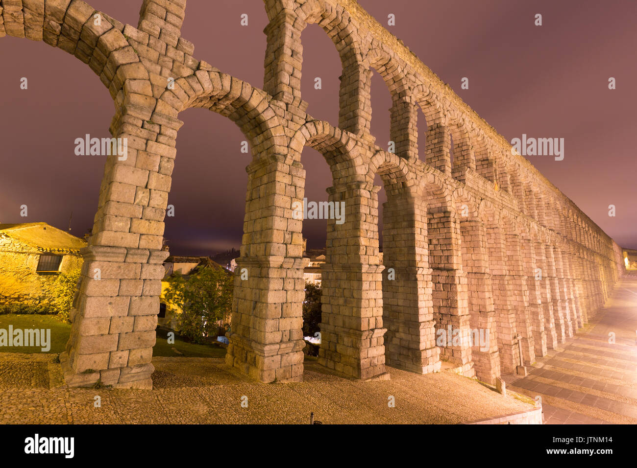 Ancient roman aqueduct in night segovia hi-res stock photography and ...