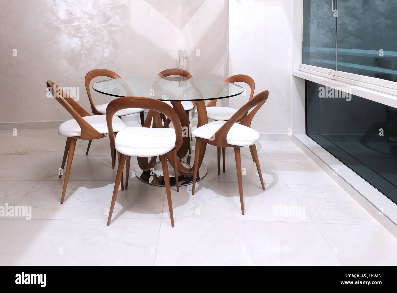 Empty dining table hi-res stock photography and images - Alamy