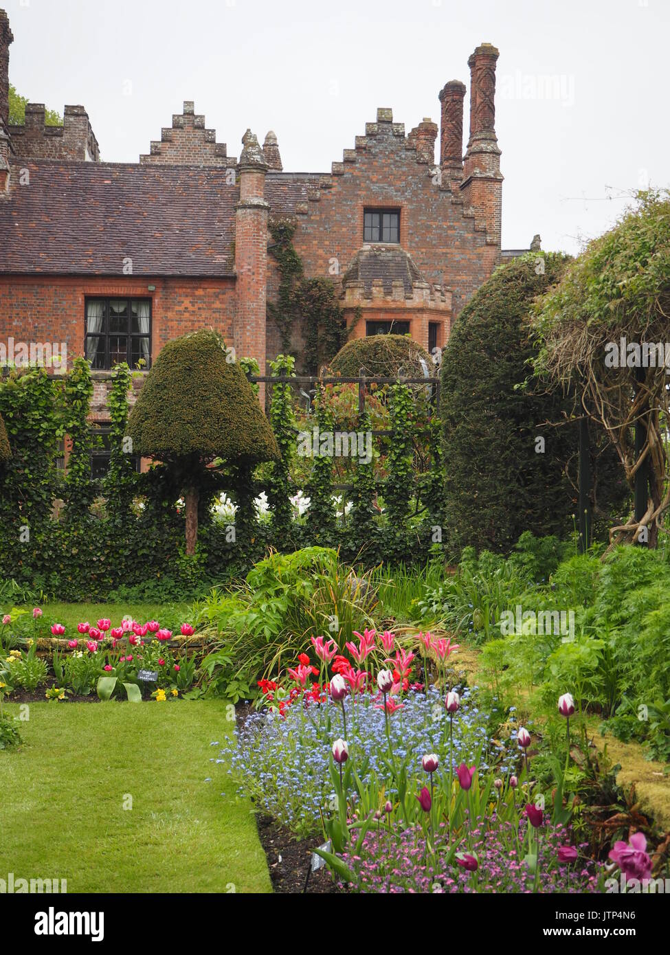 Chimneys english country manor hi-res stock photography and images - Alamy