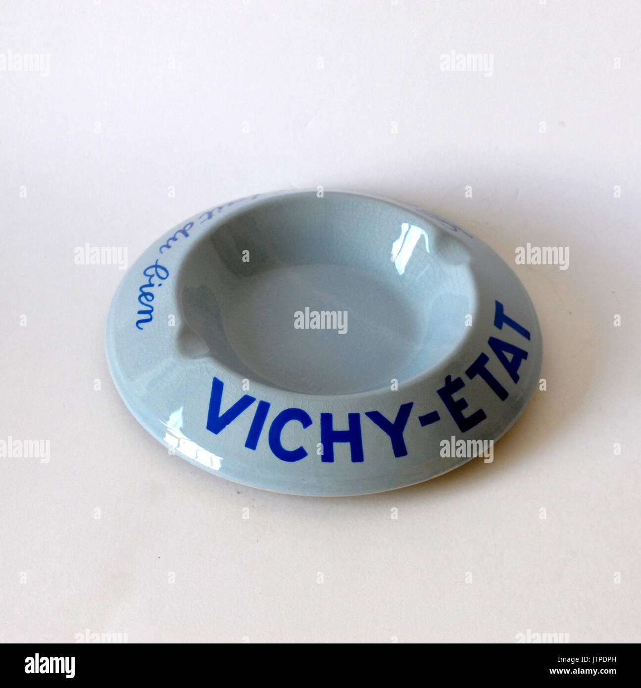 Vintage pottery ashtray, publicity Vichy Etat L'eau qui fait du bien Stock Photo