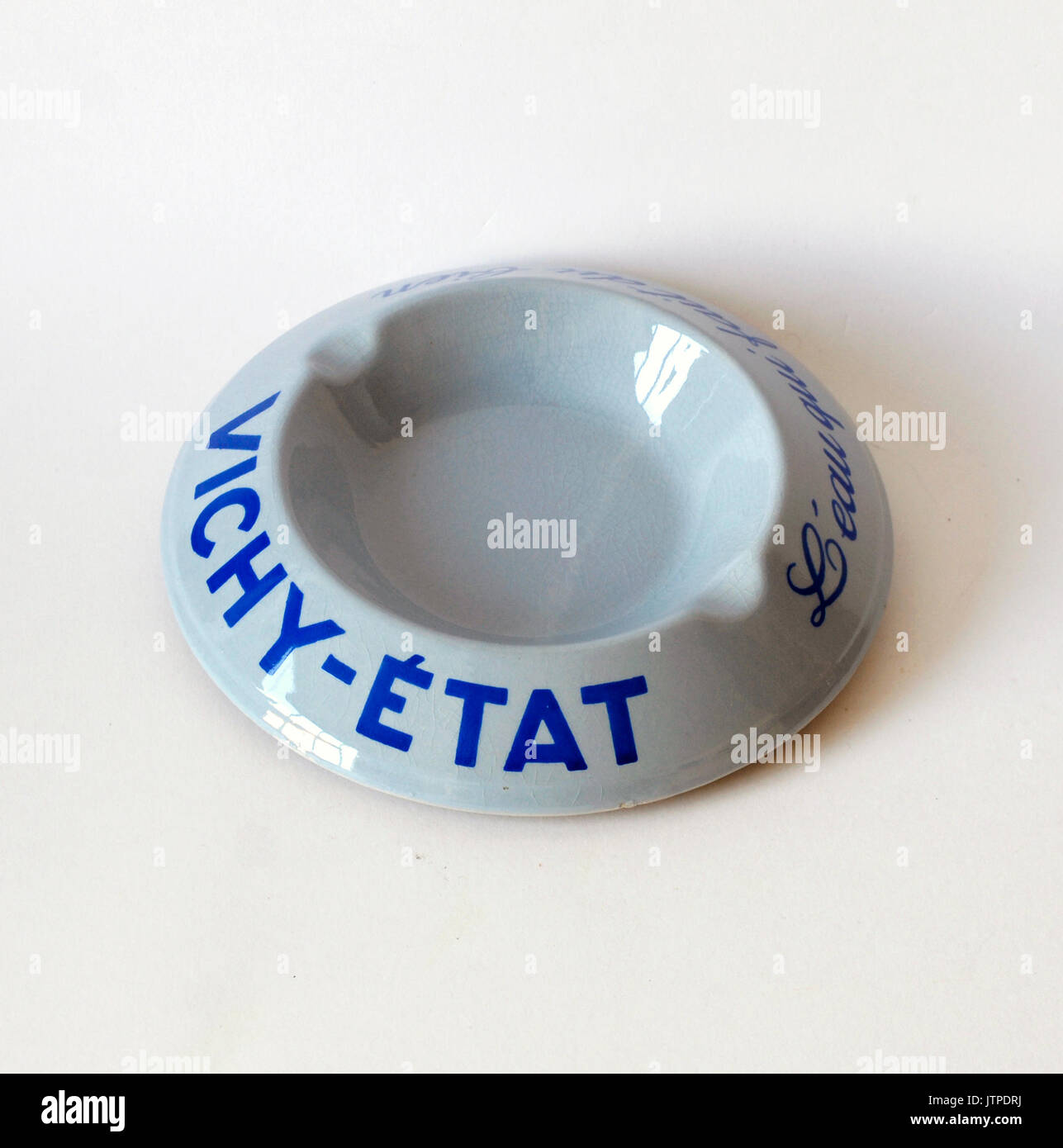 Vintage pottery ashtray, publicity Vichy Etat L'eau qui fait du bien Stock Photo