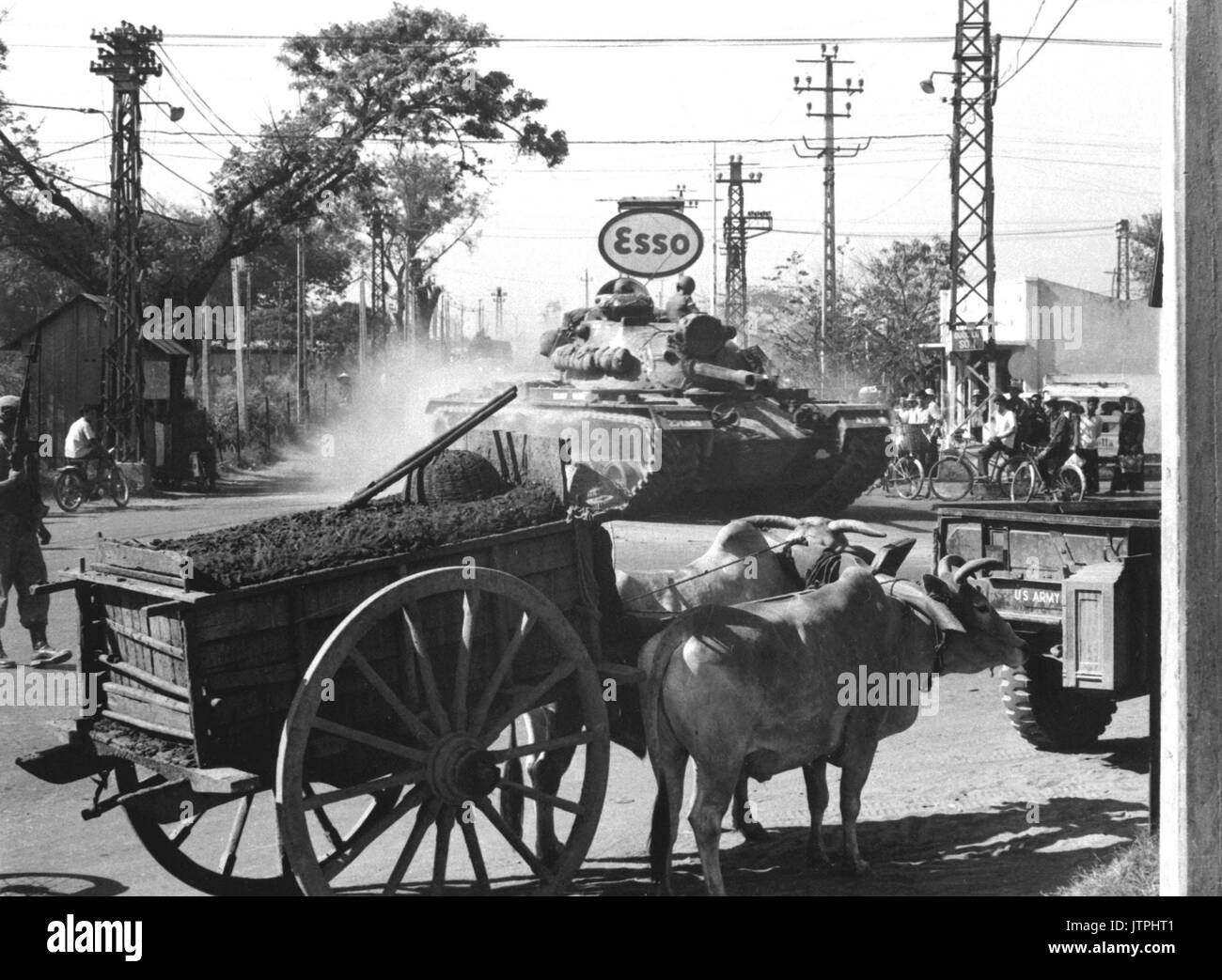 Tank from 1st Bn., 69th Armor, 25th Inf. Div., moves through Saigon shortly after disembarking from LST at Saigon Harbor, March 12, 1966.  SP/5 Park, USA.  (USIA) NARA FILE #:  306-MVP-25-1 WAR & CONFLICT BOOK #:  419 Stock Photo