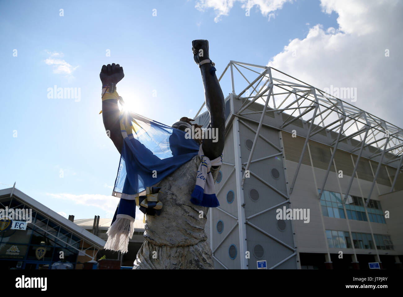 The Billy Bremner statue outside Elland Road before the Carabao Cup, First Round match between Leeds United and Port Vale. PRESS ASSOCIATION Photo. Picture date: Wednesday August 9, 2017. See PA story SOCCER Leeds. Photo credit should read: Richard Sellers/PA Wire. RESTRICTIONS: No use with unauthorised audio, video, data, fixture lists, club/league logos or 'live' services. Online in-match use limited to 75 images, no video emulation. No use in betting, games or single club/league/player publications. Stock Photo