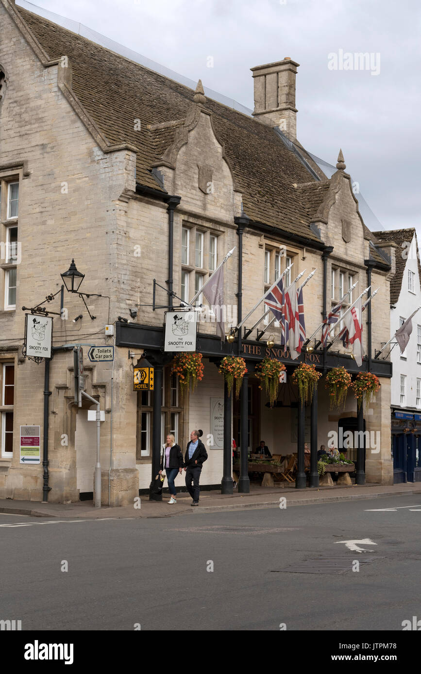 The Snooty Fox pub and hotel in Tetbury town centre. Tetbury a populat tourist destination is situated in the Cotswolds region of Gloucestershire UK Stock Photo