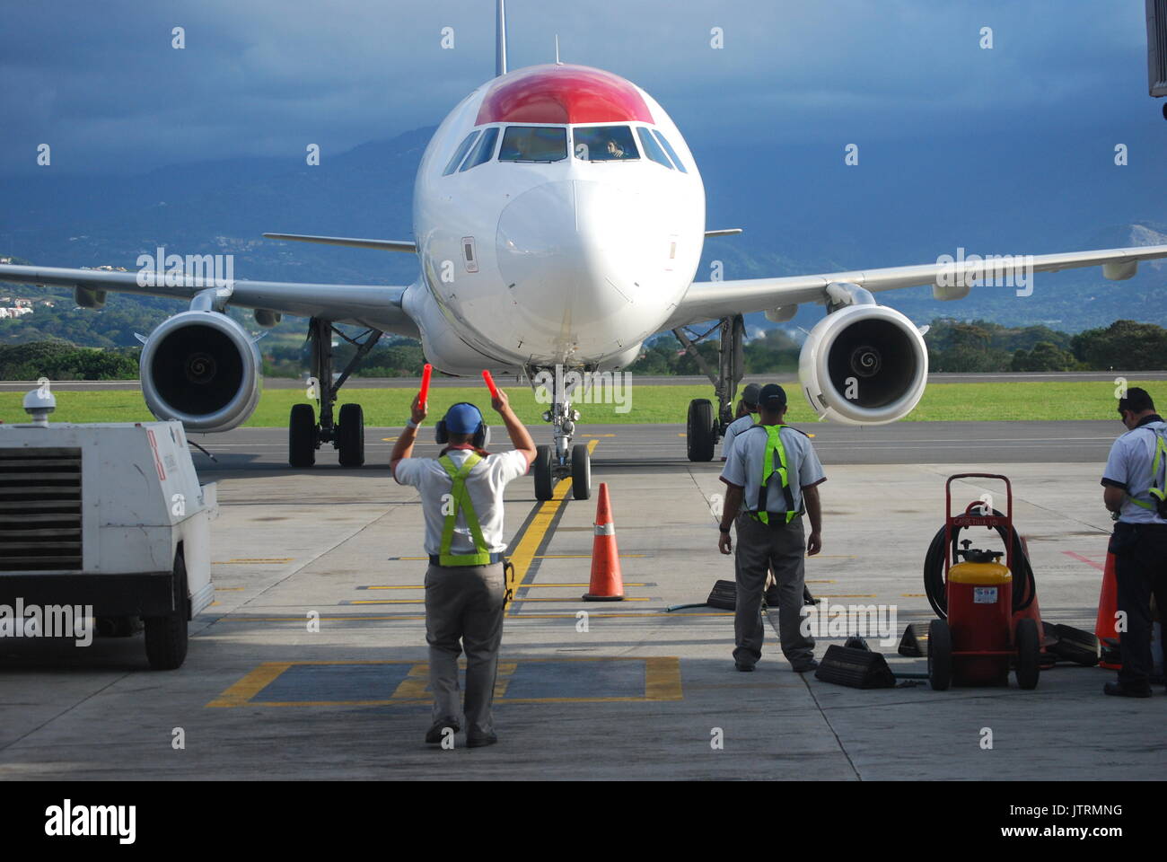 Ground Crew docking and servicing airplane Stock Photo Alamy