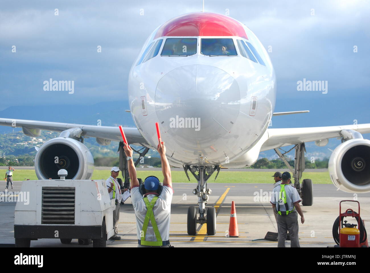 Ground Crew docking and servicing airplane Stock Photo Alamy