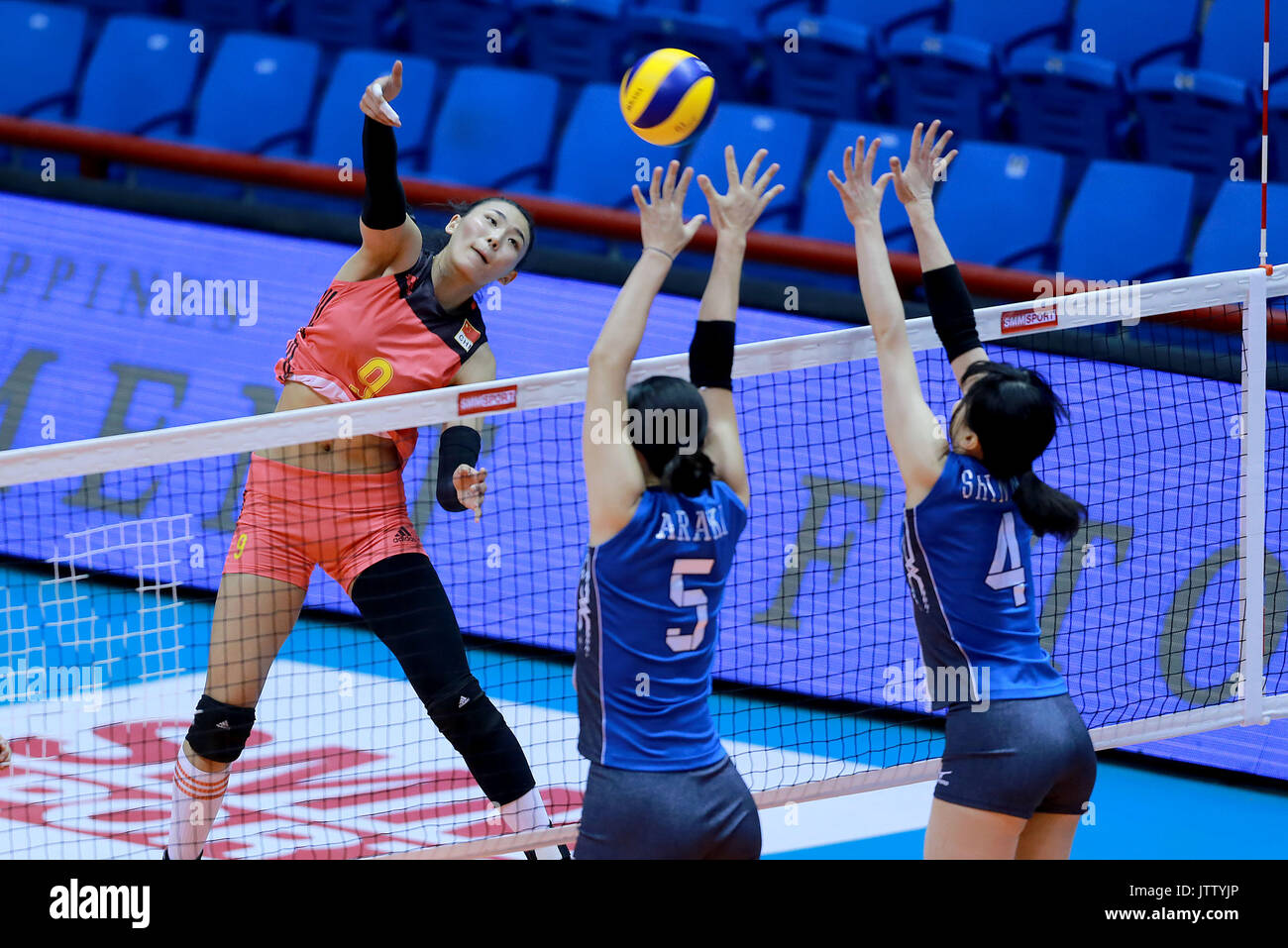 Laguna Province, Philippines. 10th Aug, 2017. Jin Ye of China (L) competes against Erika Araki (C) and Risa Shinnabe (R) of Japan during their preliminary round match in the 2017 Asian Women's Volleyball Championship in Laguna Province, the Philippines, Aug. 10, 2017. Japan won 3-0. Credit: Rouelle Umali/Xinhua/Alamy Live News Stock Photo