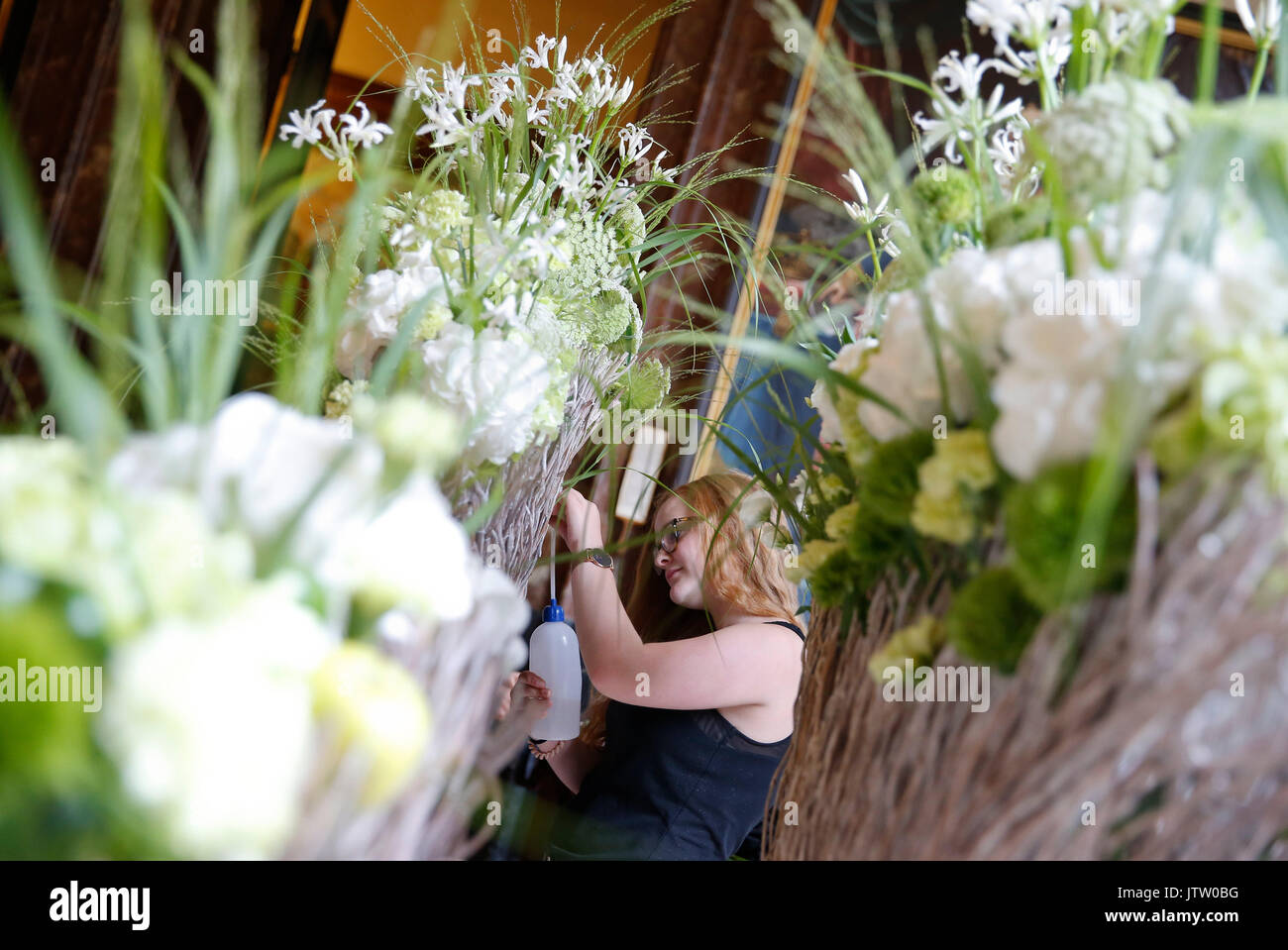 Brussels, Belgium. 10th Aug, 2017. A florist decorates a floral work at