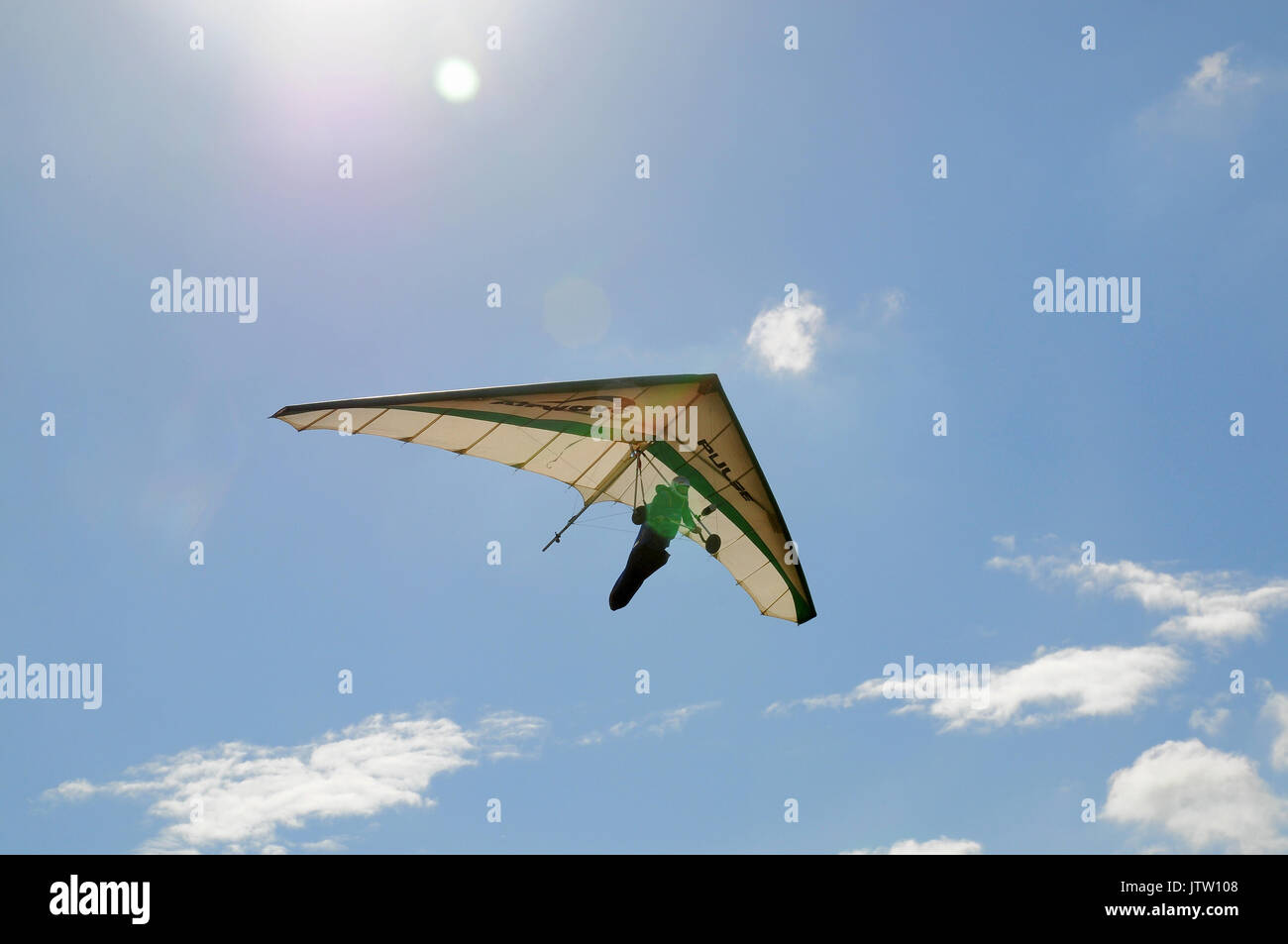 Firle, East Sussex, UK. 10th Aug, 2017. A stiff wind from the North brings hang glider pilots to Firle Beacon on the South Downs.. Stock Photo