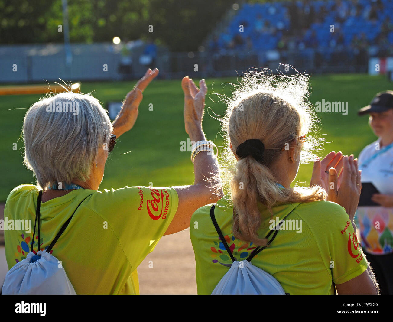 Sheffield, UK. 10th August, 2017. Volunteers applaud at the sunshine at Special Olympics National Games in Sheffield Credit: Steve Holroyd/Alamy Live News Stock Photo