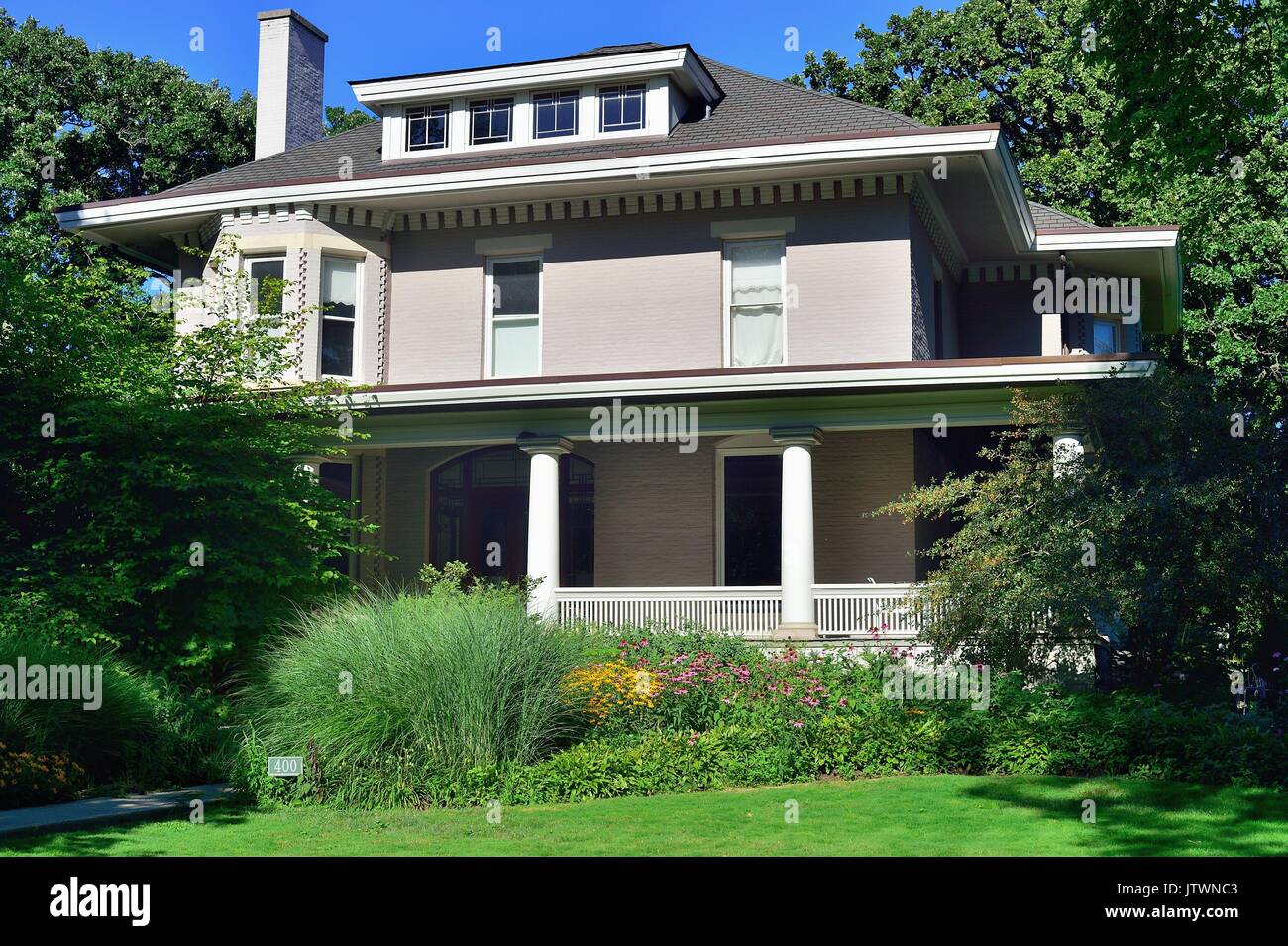 A stately home in Oak Park, Illinois in a neighborhood dotted with