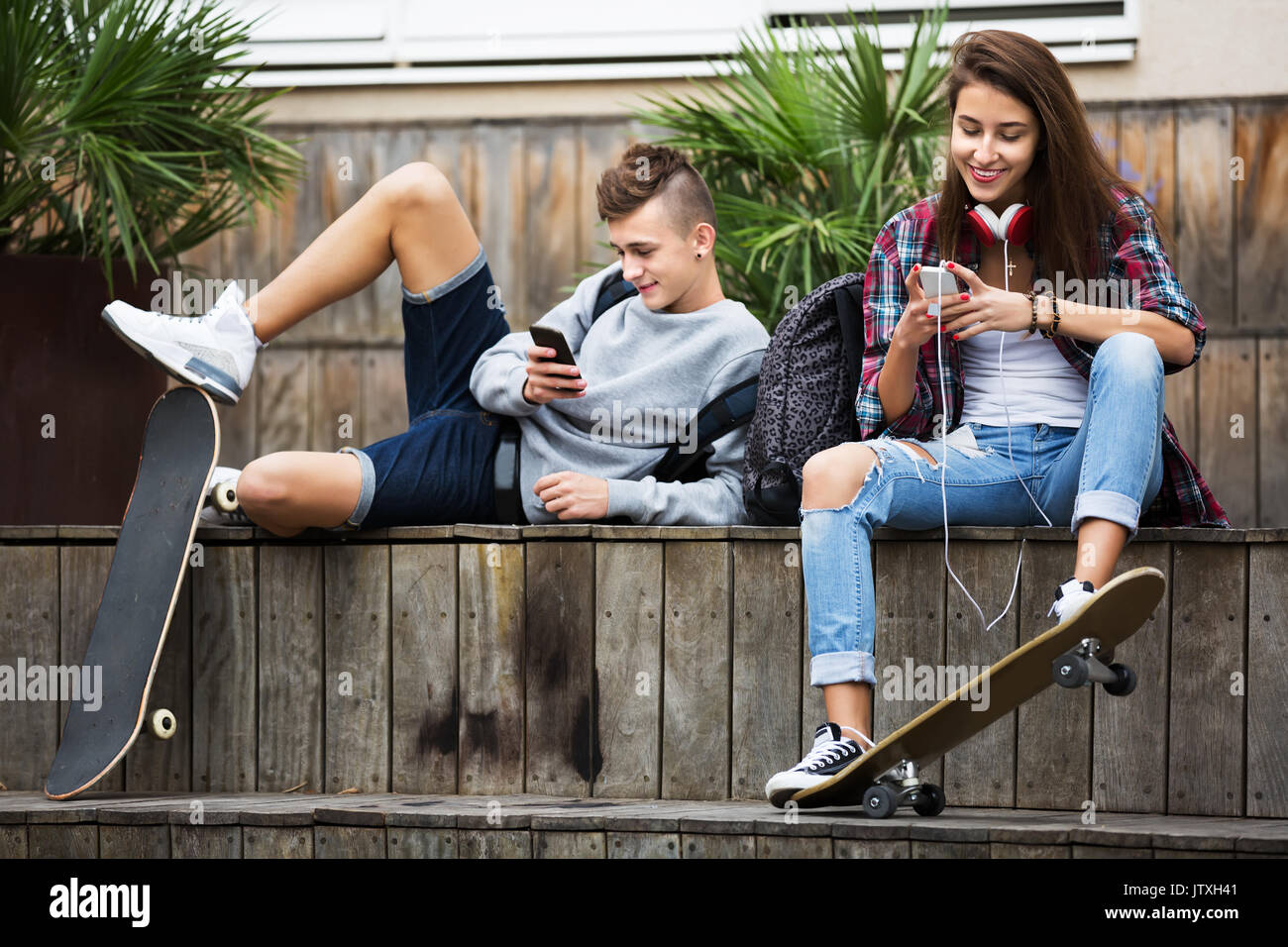 Что интересует подростков. Чем больше всего интересуются в интернете. Что интересует подростков. Что интересует подростков. Подросток с телефоном.