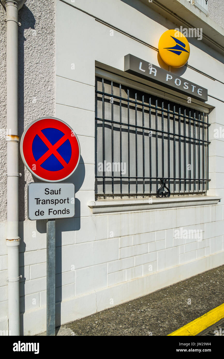 No waiting sign (only for cash transport) outside post office, Monein, Pyrénées-Atlantiques, France. Stock Photo