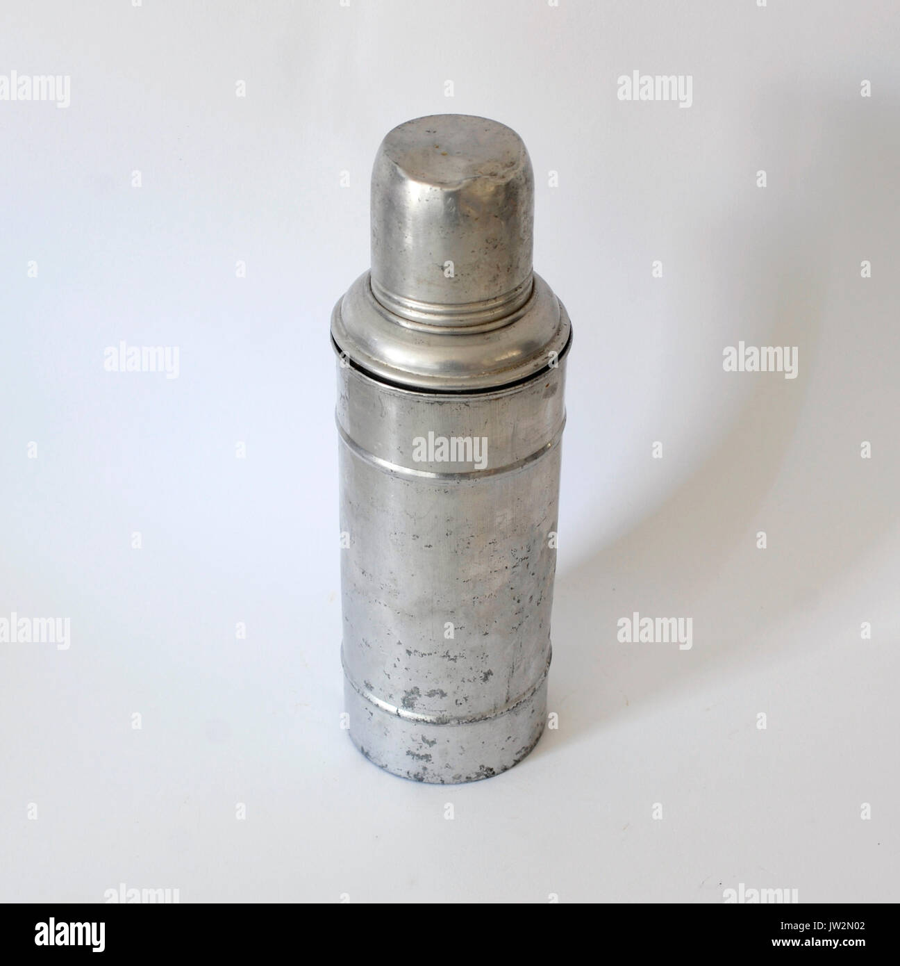 https://c8.alamy.com/comp/JW2N02/ancientaluminum-thermos-flask-vacuum-brand-irum-made-in-spain-JW2N02.jpg