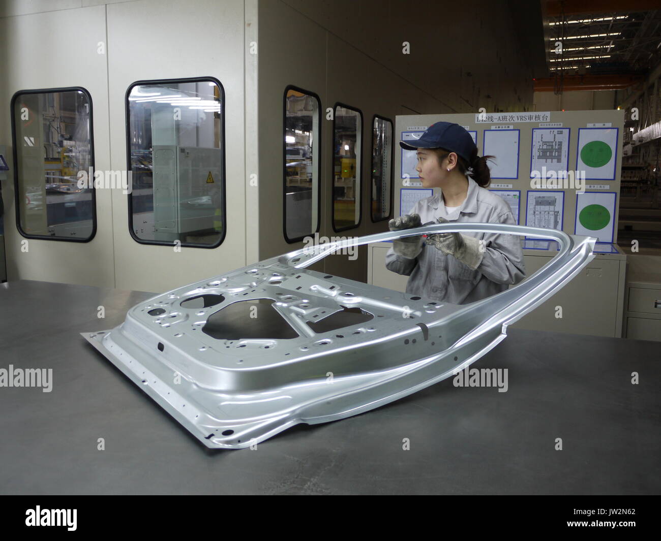 Workers on assembly line of PSA Dongfeng car production plant of Chengdu (China) Stock Photo