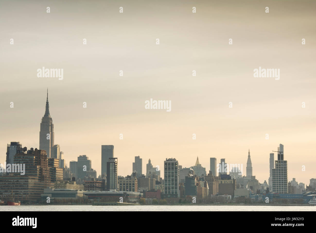 New york skyline sunrise hi-res stock photography and images - Alamy