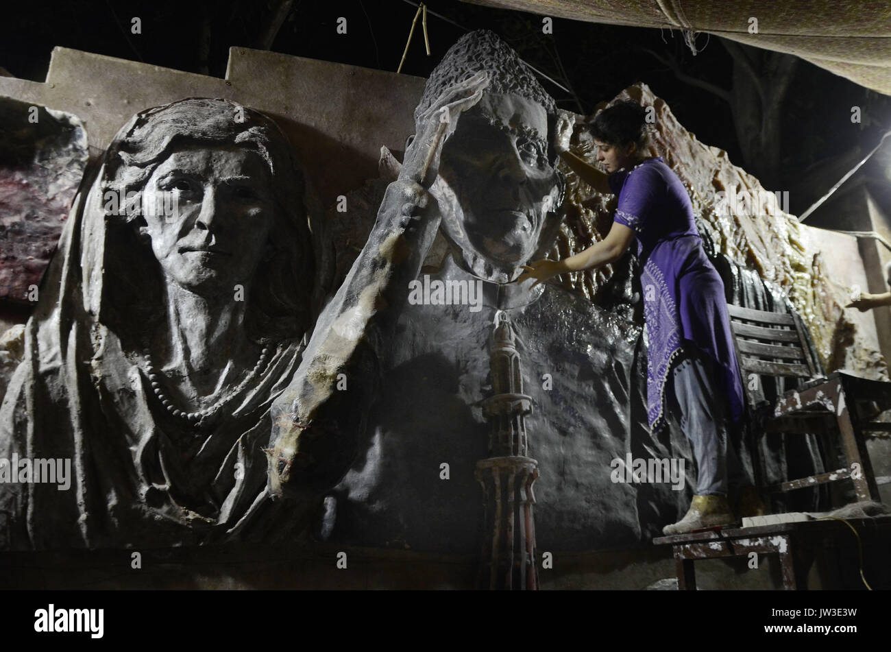 Lahore, Pakistan. 11th Aug, 2017. Pakistani women artist giving final touch portraits of Quaid-e-Azam Muhammad Ali jinnah, Fatima jinnah, Allama Iqbal on a wall in connection with 70th Independence day celebration in Lahore on August 10, 2017. Pakistan is celebrating its 70th Independence Day on Monday with national zeal and fervor. Credit: Rana Sajid Hussain/Pacific Press/Alamy Live News Stock Photo